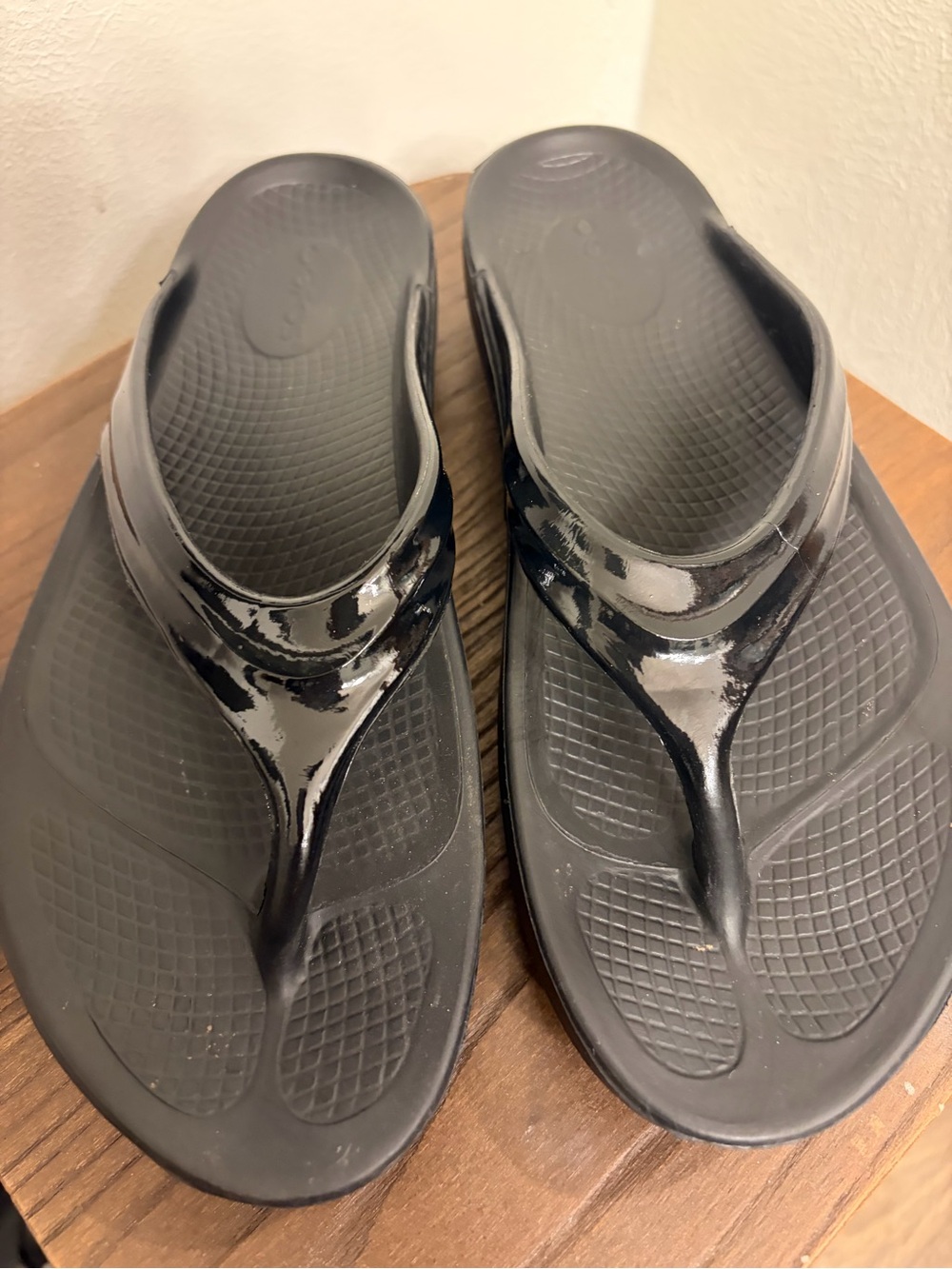OOFOS Women's Black OOlala Thong Sandals Size 10